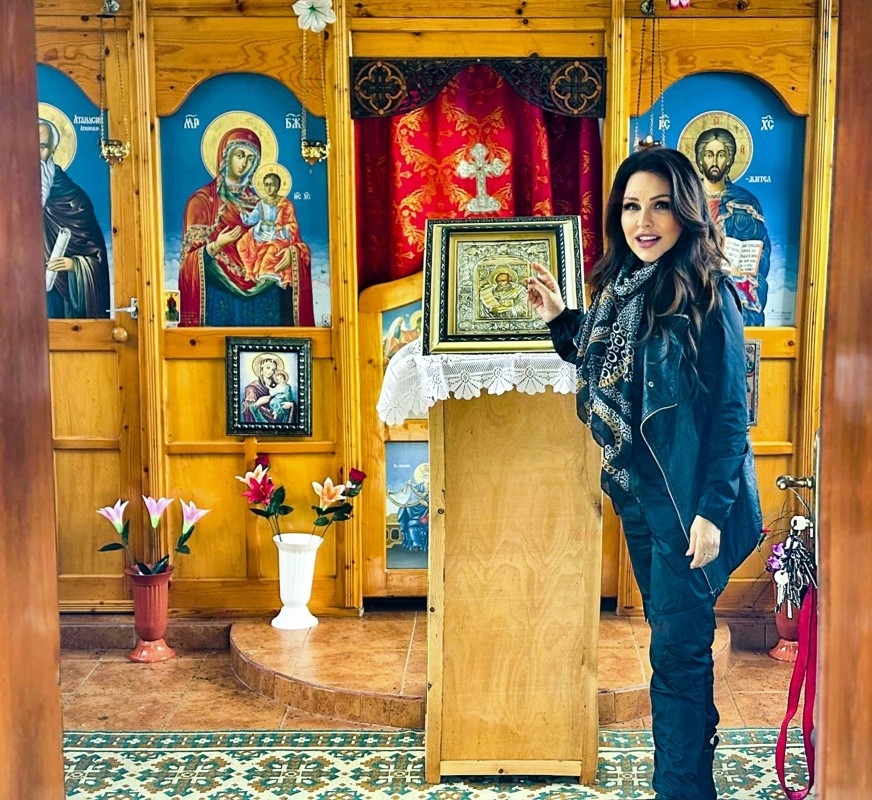 Преди изборите фолкпевицата Рени се помоли в наш параклис за по-доброто бъдеще на България - ето какво каза пред “Знаме“